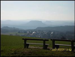 Blick vom Hohburkersdorfer Rundblick auf Rathewalde, im Hintergrund der Lilienstein